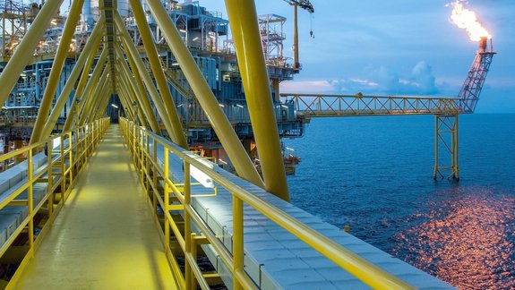 Oil and gas platform on the ocean by Laserline diode lasers