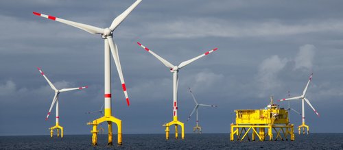 Wind turbines on the ocean with coating of wind turbine plain bearings by Laserline diode lasers
