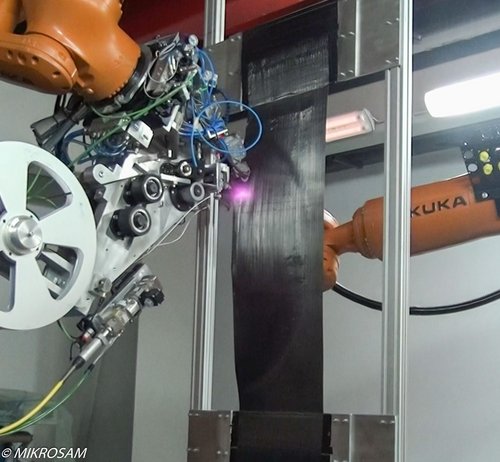 Tape laying process of fibre reinforced plastic with a dualrobot by Laserline diode lasers