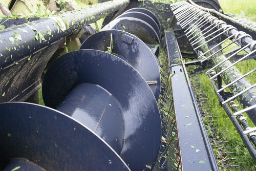 Agricultural mowing knives with wear protection from Laserline diode lasers